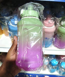 Garrafa Plástica para Bebidas Frias com Pega e Palhinha