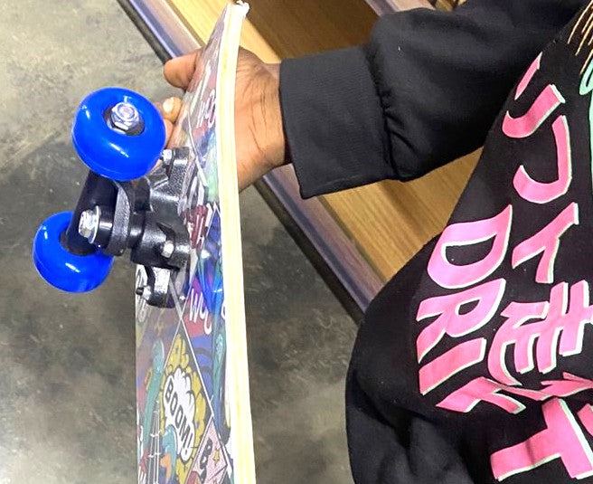 Skate Colorido com Estampa Estilo HQ